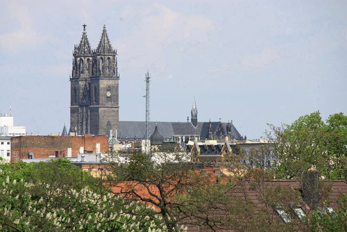 Joie anticipée : la vue de notre bureau sur la cathédrale de Magdebourg 430 marches qui en valent la peine : l'équipe d'AV-TEST est montée au sommet de la tour nord de la cathédrale de Magdebourg